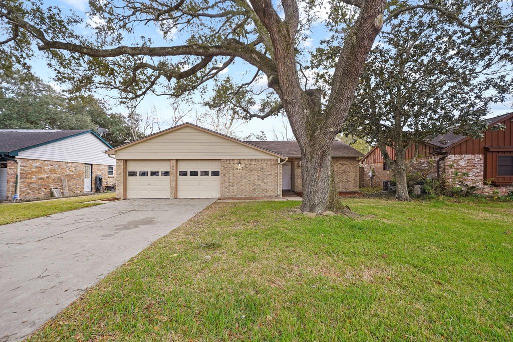 304 Cypress Street, Alvin, TX 77511