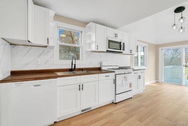 21044 Sunset Avenue, Warren, MI 48091