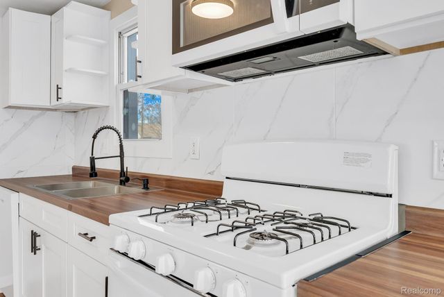 21044 Sunset Avenue, Warren, MI 48091