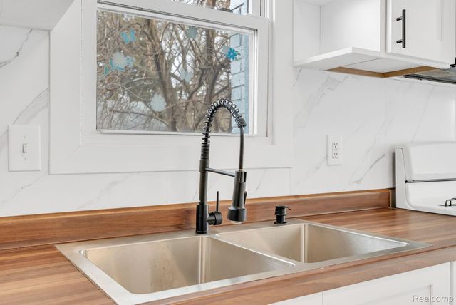 21044 Sunset Avenue, Warren, MI 48091