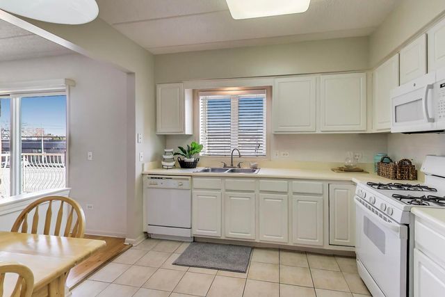 4534 N Cumberland Avenue 101, Chicago, IL 60656