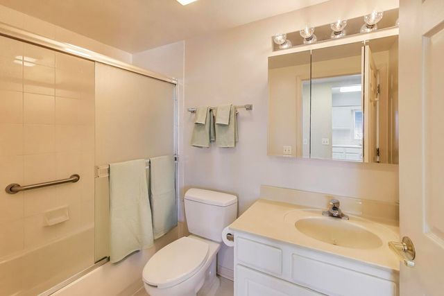 4534 N Cumberland Avenue 101, Chicago, IL 60656