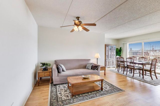 4534 N Cumberland Avenue 101, Chicago, IL 60656