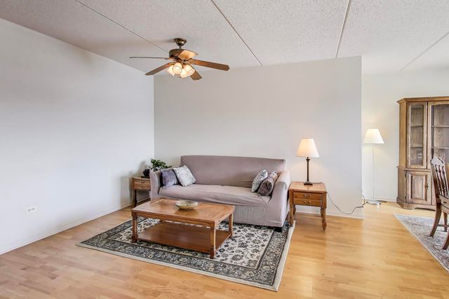 4534 N Cumberland Avenue 101, Chicago, IL 60656