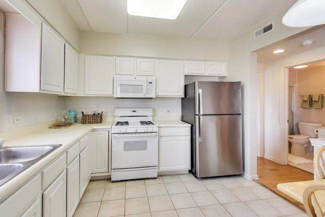 4534 N Cumberland Avenue 101, Chicago, IL 60656