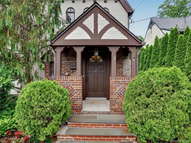 7 Huntwood Place, Mount Vernon, NY 10552