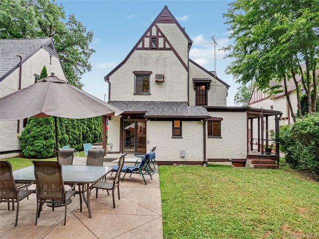 7 Huntwood Place, Mount Vernon, NY 10552