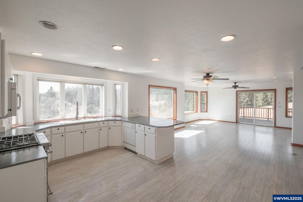 Image 31 of property listing at 21000 SW Canyon Rd, Sheridan, OR 97378