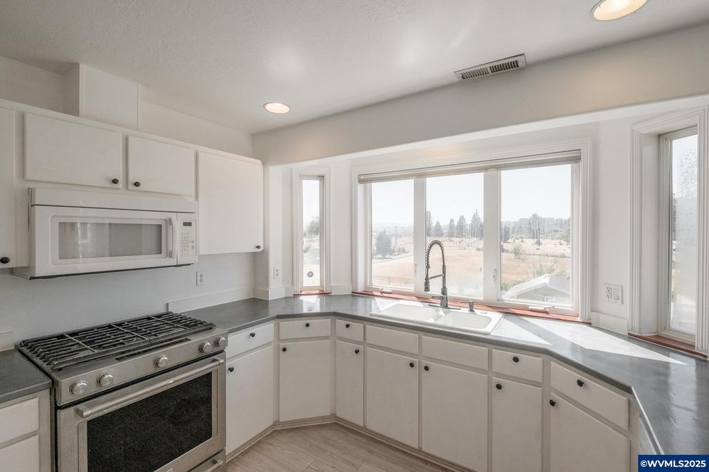 Image 32 of property listing at 21000 SW Canyon Rd, Sheridan, OR 97378