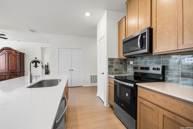 110 MISSION LAKE RD, Boerne, TX 78006