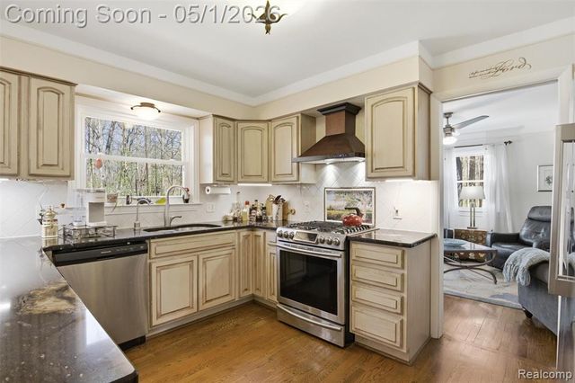 7920 Thornwood Street, Canton, MI 48187