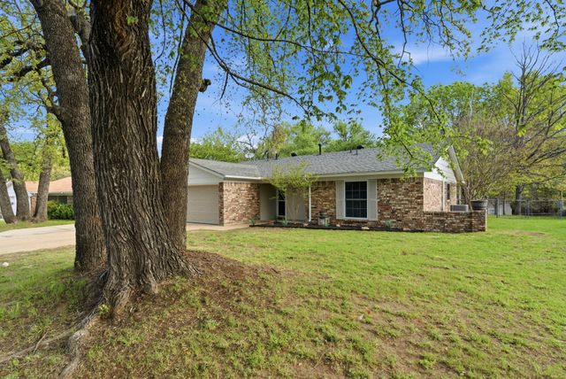 317 Glenhaven Drive, Azle, TX 76020
