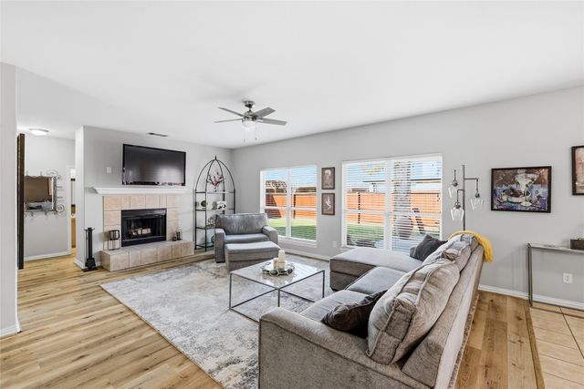 851 Branch Crossing, Lantana, TX 76226