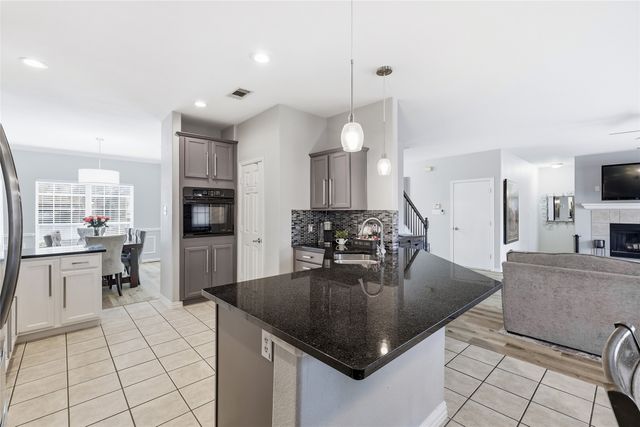 851 Branch Crossing, Lantana, TX 76226