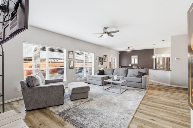 851 Branch Crossing, Lantana, TX 76226