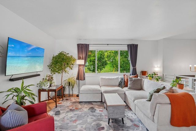 2710 Golden Gate Way, Madison, WI 53713