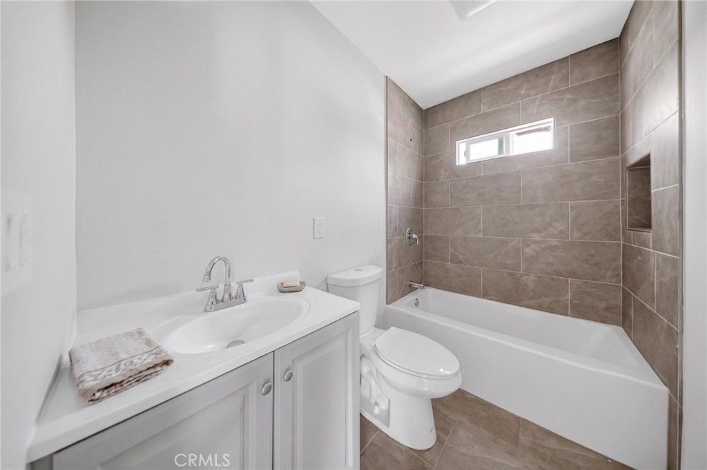 Image 12 of property listing at 1305 W 46th, Los Angeles, CA 90037