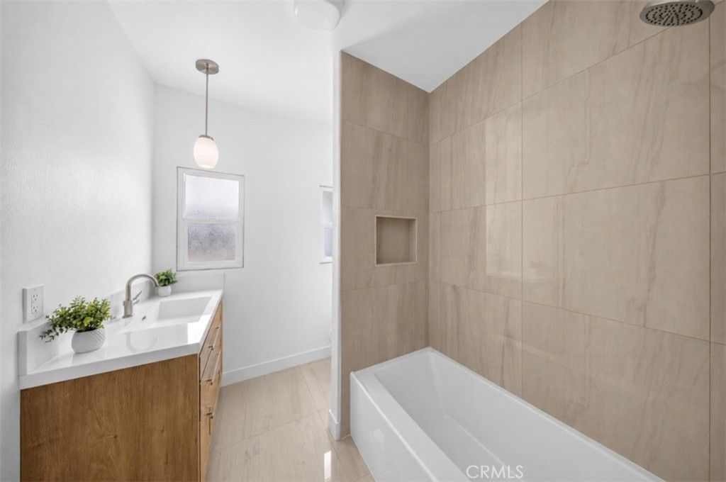 Image 14 of property listing at 1305 W 46th, Los Angeles, CA 90037