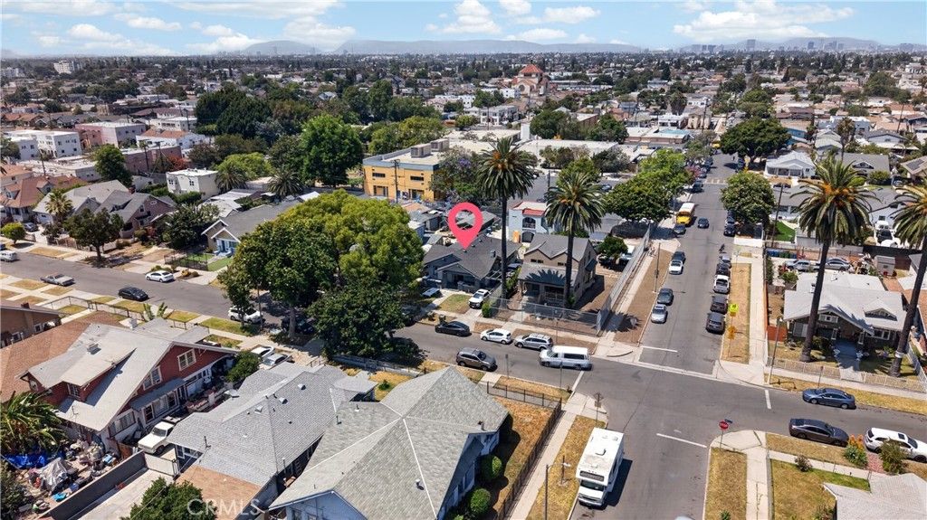 Image 5 of property listing at 1305 W 46th, Los Angeles, CA 90037