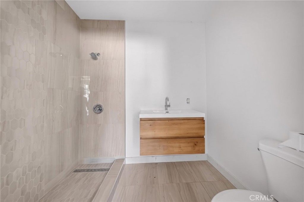 Image 8 of property listing at 1305 W 46th, Los Angeles, CA 90037