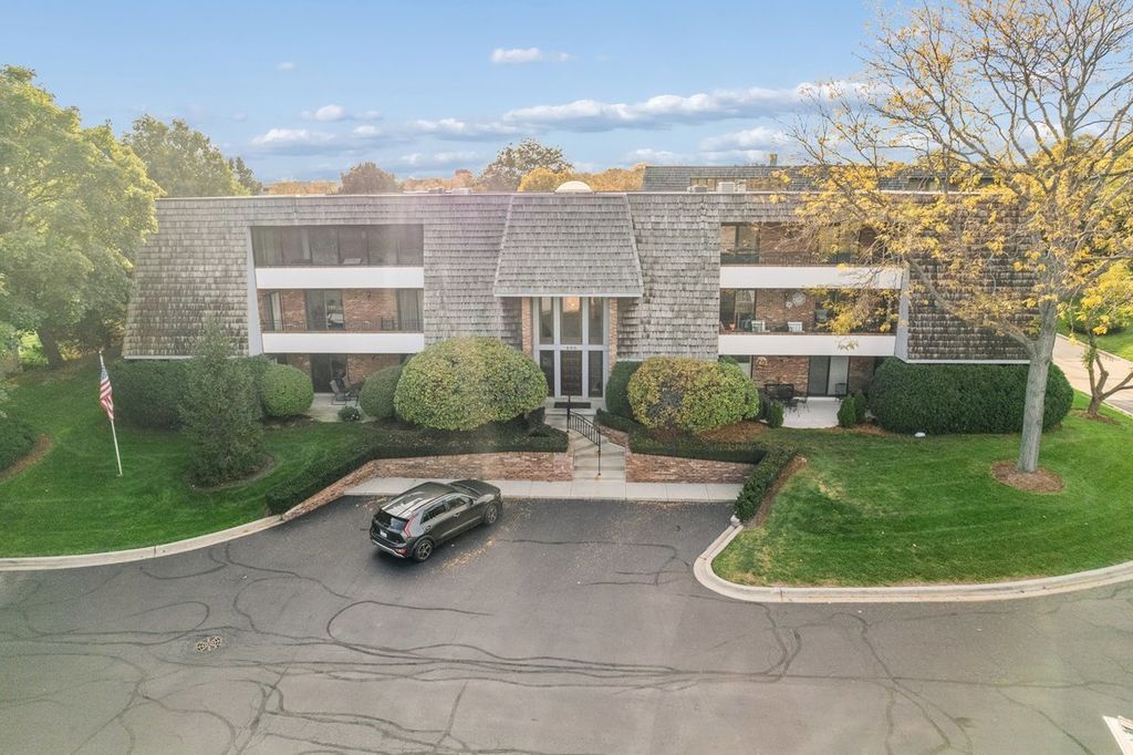 200 Red Top Drive 304, Libertyville, IL 60048 — exterior