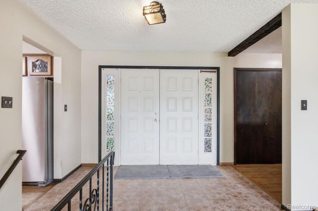 2726 Bay Drive, West Bloomfield Charter Township, MI 48324