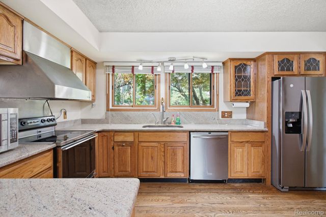 2726 Bay Drive, West Bloomfield Charter Township, MI 48324