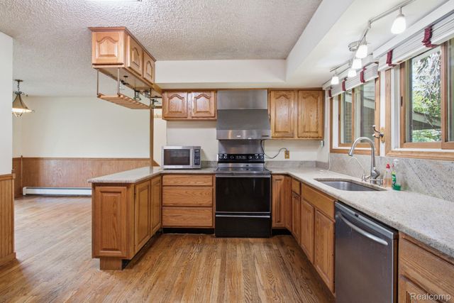 2726 Bay Drive, West Bloomfield Charter Township, MI 48324