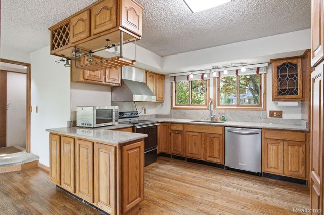 2726 Bay Drive, West Bloomfield Charter Township, MI 48324