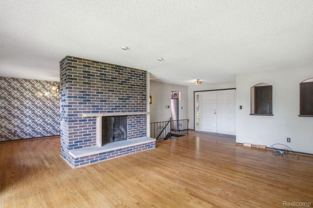 2726 Bay Drive, West Bloomfield Charter Township, MI 48324