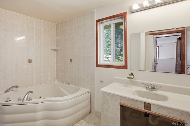2726 Bay Drive, West Bloomfield Charter Township, MI 48324