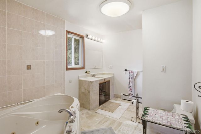 2726 Bay Drive, West Bloomfield Charter Township, MI 48324