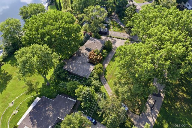 2726 Bay Drive, West Bloomfield Charter Township, MI 48324