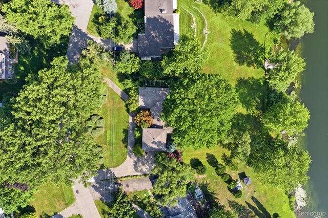 2726 Bay Drive, West Bloomfield Charter Township, MI 48324