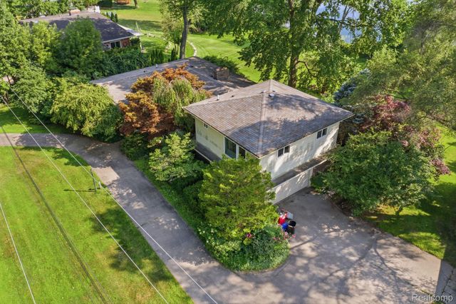 2726 Bay Drive, West Bloomfield Charter Township, MI 48324