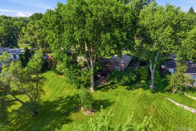 2726 Bay Drive, West Bloomfield Charter Township, MI 48324