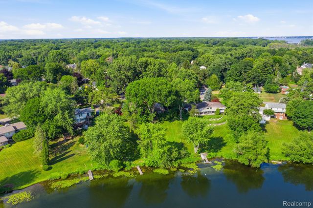 2726 Bay Drive, West Bloomfield Charter Township, MI 48324