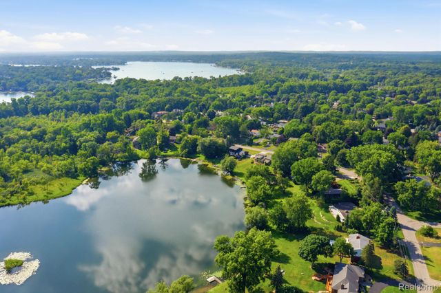 2726 Bay Drive, West Bloomfield Charter Township, MI 48324