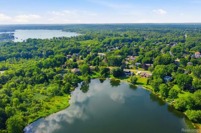 2726 Bay Drive, West Bloomfield Charter Township, MI 48324