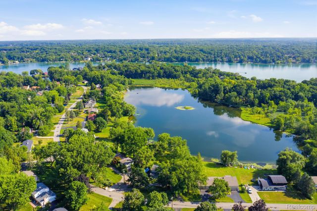 2726 Bay Drive, West Bloomfield Charter Township, MI 48324