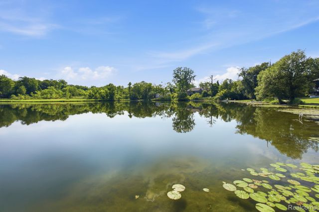 2726 Bay Drive, West Bloomfield Charter Township, MI 48324