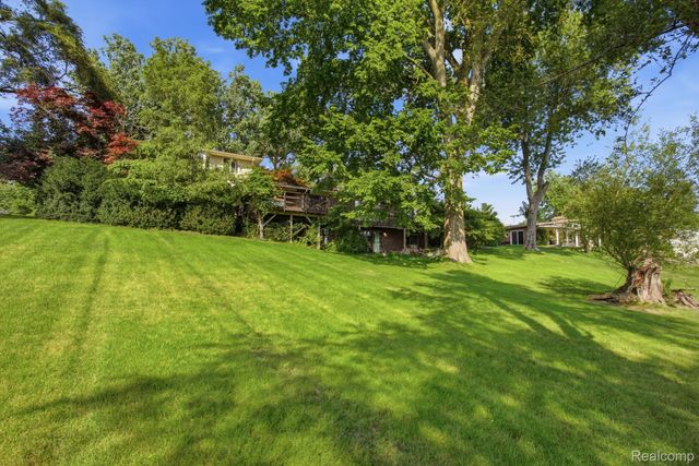 2726 Bay Drive, West Bloomfield Charter Township, MI 48324