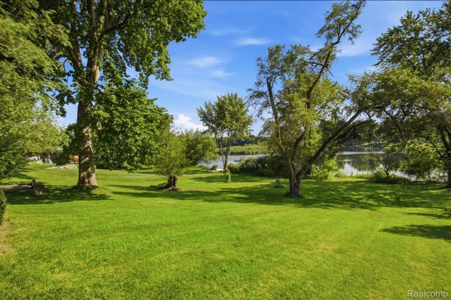 2726 Bay Drive, West Bloomfield Charter Township, MI 48324