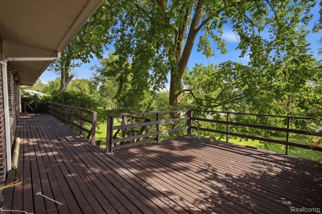 2726 Bay Drive, West Bloomfield Charter Township, MI 48324