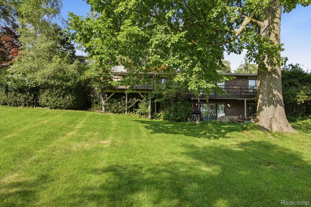 2726 Bay Drive, West Bloomfield Charter Township, MI 48324