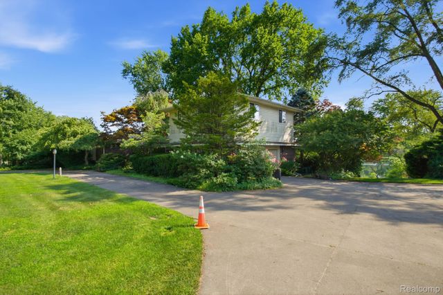 2726 Bay Drive, West Bloomfield Charter Township, MI 48324