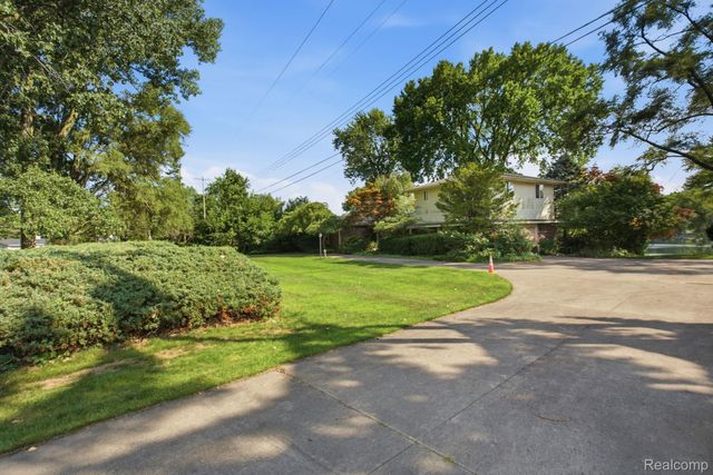 2726 Bay Drive, West Bloomfield Charter Township, MI 48324
