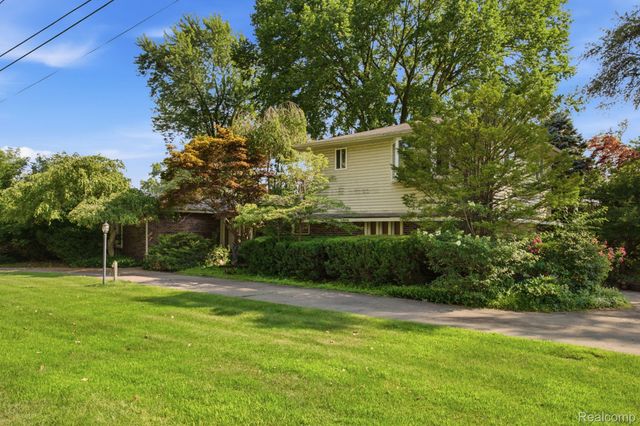 2726 Bay Drive, West Bloomfield Charter Township, MI 48324