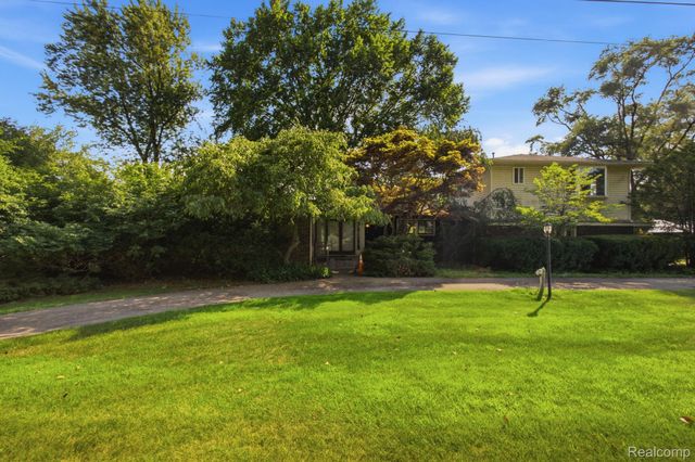 2726 Bay Drive, West Bloomfield Charter Township, MI 48324