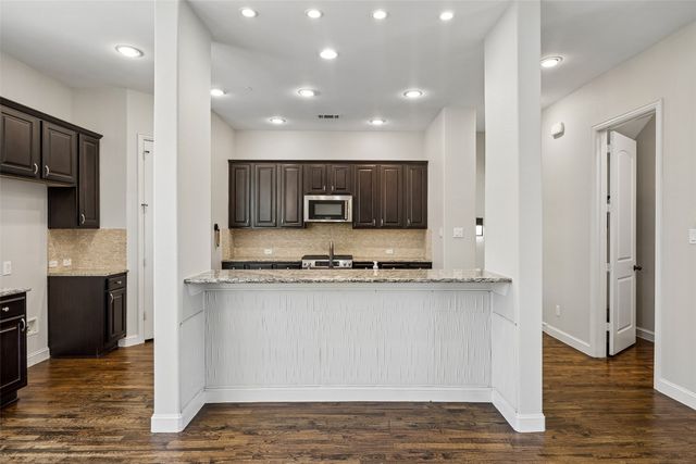 6722 Plaza Viaduct, Irving, TX 75039